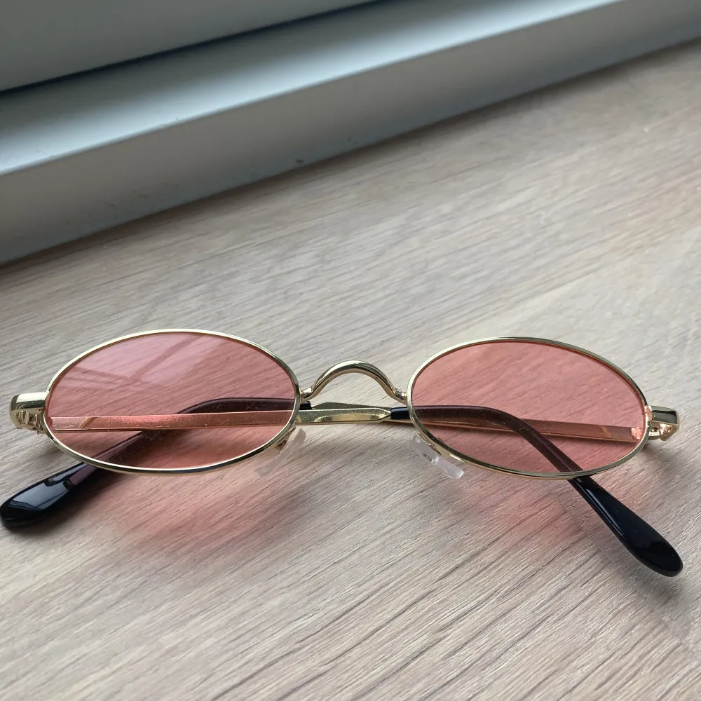 Ett par solglasögon från shein man får såklart med fodralet💞. Accessoarer.