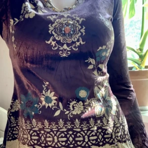 Tröja  - Superfin brun tröja med mönster, broderi och  pärlor. Mycket stretchig så tror den skulle passa xs-liten l. Slittar på sidorna och ärmarna. Några små tecken på användning men inget som märks. Kom gärna med prisförslag 🤎