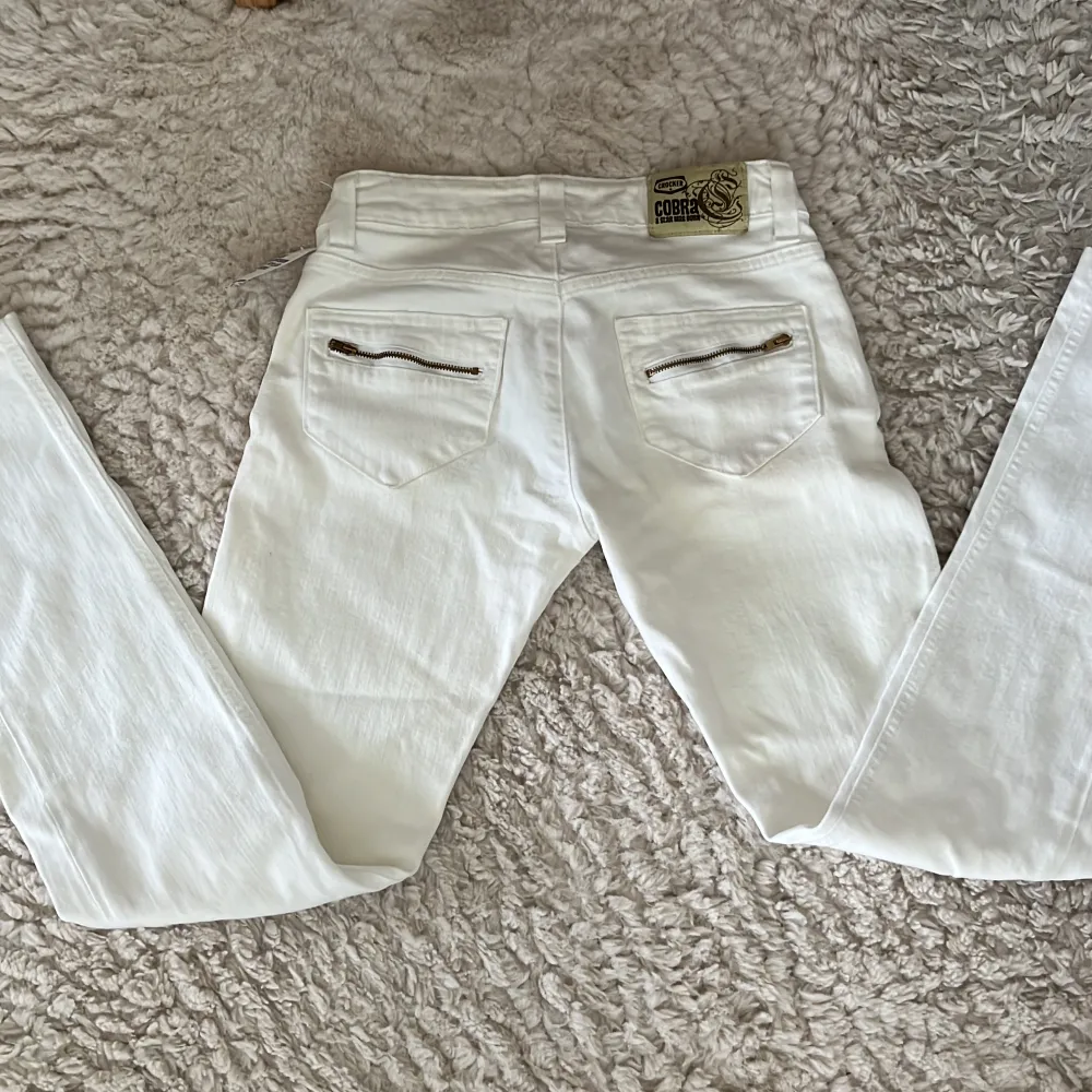 Lågdmidjade vita Crocker jeans! Köpta på second hand men aldrig använda💗💗 Fint skick, dock en liten fläck (bild 3) men som inte märks av så mkt 🙌 Skriv vid frågor!. Jeans & Byxor.