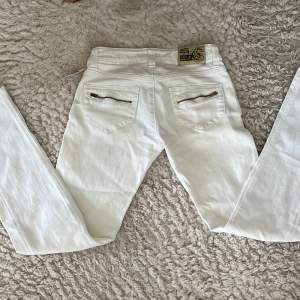 Lågdmidjade vita Crocker jeans! Köpta på second hand men aldrig använda💗💗 Fint skick, dock en liten fläck (bild 3) men som inte märks av så mkt 🙌 Skriv vid frågor!