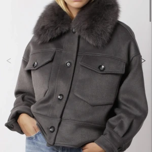 Meotine jacka - Säljer min superfina gråa meotine jacka. Den är i väldigt fint skick då den endast är använd vid enstaka tillfällen. I storlek Xs/S. En knapp hade lossnat men den har jag fått lagad! Nypris 3500kr 