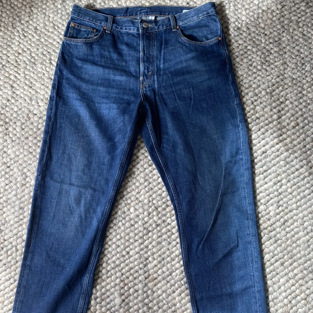 Säljer nu ett par riktigt schyssta Weekday Barrel Jeans! Skicket är mycket välvårdat och knappt använt! Pris kan förhandlas vid snabb affär!. Jeans & Byxor.