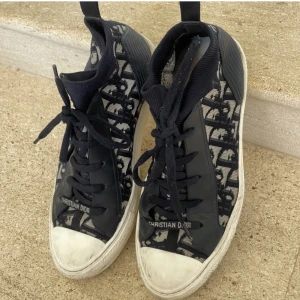 walk’n dior sneakers - dior sneakers i använt men hyfsat bra skick. repor längst fram. skriv privat för frågor. paketering och kvitto medkommer💜