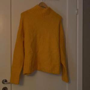 Perfekt gul stickad tröja, storlek M från WEEKDAY. Inte använd mycket alls så är i väldigt bra skick. Skriv för mer frågor!