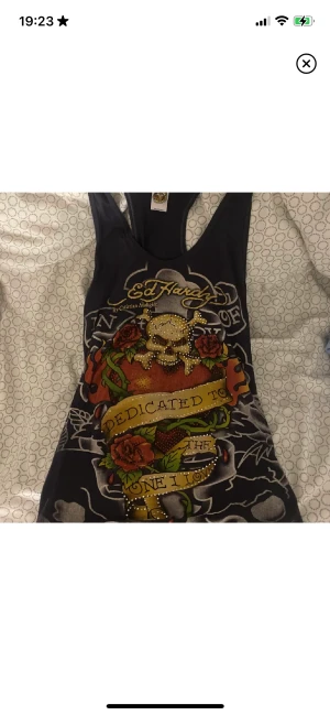 ed hardy linne - !intressekoll! på mitt ed hardy linne, skit snyggt linne. använt fåtal gånger. inga defekter. hör av dig vid frågor! ❤️