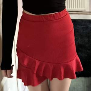 En jätte gullig och fin röd kjol som aldrig använts. Är tights och kort och finns inte shorts inuti! Är från Lindex kids.💗❤️ Kontakta vid frågor!!