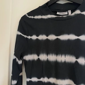 Superhäftiga långärmad tröja från weekday❤️‍🔥 - Säljer denna jättesnygga långärmade tröjan från weekday då den inte används längre💕 Endast använd ett fåtal gånger 
