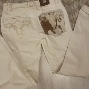 unika jeans av lyxmärket Antik Denim, köpta på Rodeo Drive (Los Angeles) Nypris 2700:- 
