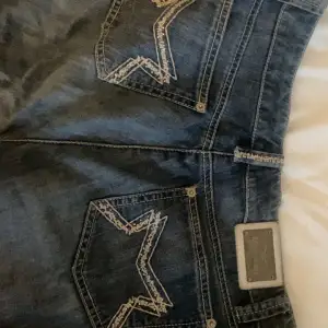 Skitsnygga och bekväma lågmidjade utsvängda jeans. Med snyggt tryck där bak. Köptes från marc aurel för 1200. Säljes för 400 + frakt. Bra skick 🦋