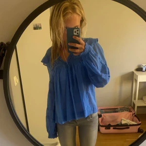 Blus  - Säljer denna blus från neo noir som är använt max 3 gånger. Nyskick, nypris 700kr!