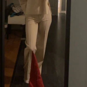 Kostymbyxor - Säljer dessa jättefina och supersköna kostymbyxor från madlady I storlek 32 och längd 32. Använd någon enstaka gång, men är i bra skick. Köpta för 650, säljer för 200 inklusive frakt🩵