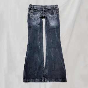Jeans - Midja:81 innerben:79,5 Ytterst liten fläck enligt bild.Gått upp smått i gren. Finns "ringar"(ex.bild)som kan va missformning samt missformat vid fickor men gör inte särskilt då färgen är melerad.Smått nötta vid fickor och fotändar, men överlag bra skick!🤍