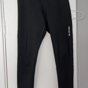 Svarta träningstajts  - Svarta träningstajts ifrån soc. Lågmidjad modell. Oanvända 