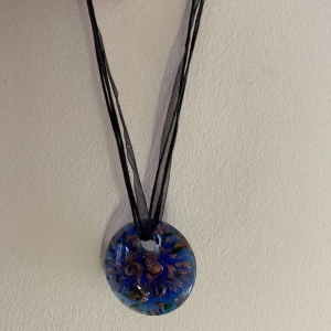 Vackert halsband med stort smycke - Fett fint halsband med svart sidenband och vackert blått och guldigt smycke! Går att ändra storlek. Så trendigt och perfekt verkligen🙌 Skriv vid funderingar eller för fler bilder🫶