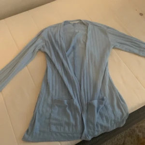 Blå sommartröja - En blå tjocktröja som e jätte skön på sommaren knappt andvänt storleken varar från ålder 12-14