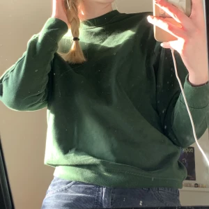 mörkgrön sweatshirt  - mörkgrön sweatshirt i storlek S. knappt använd så i fint skick. väldigt skön, säljs bara för att den inte är min stil. skriv vid eventuella frågor 🫶🏻💋