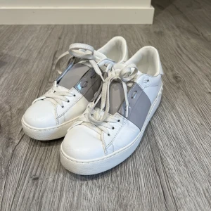 Valentino skor - Säljer dessa jättefina valentino skor. De är i bra skick och nästintill oanvända. Du får även med ett par oöppnade tillhörande skosnören. Kontakta mig om ni har fler frågor❤️