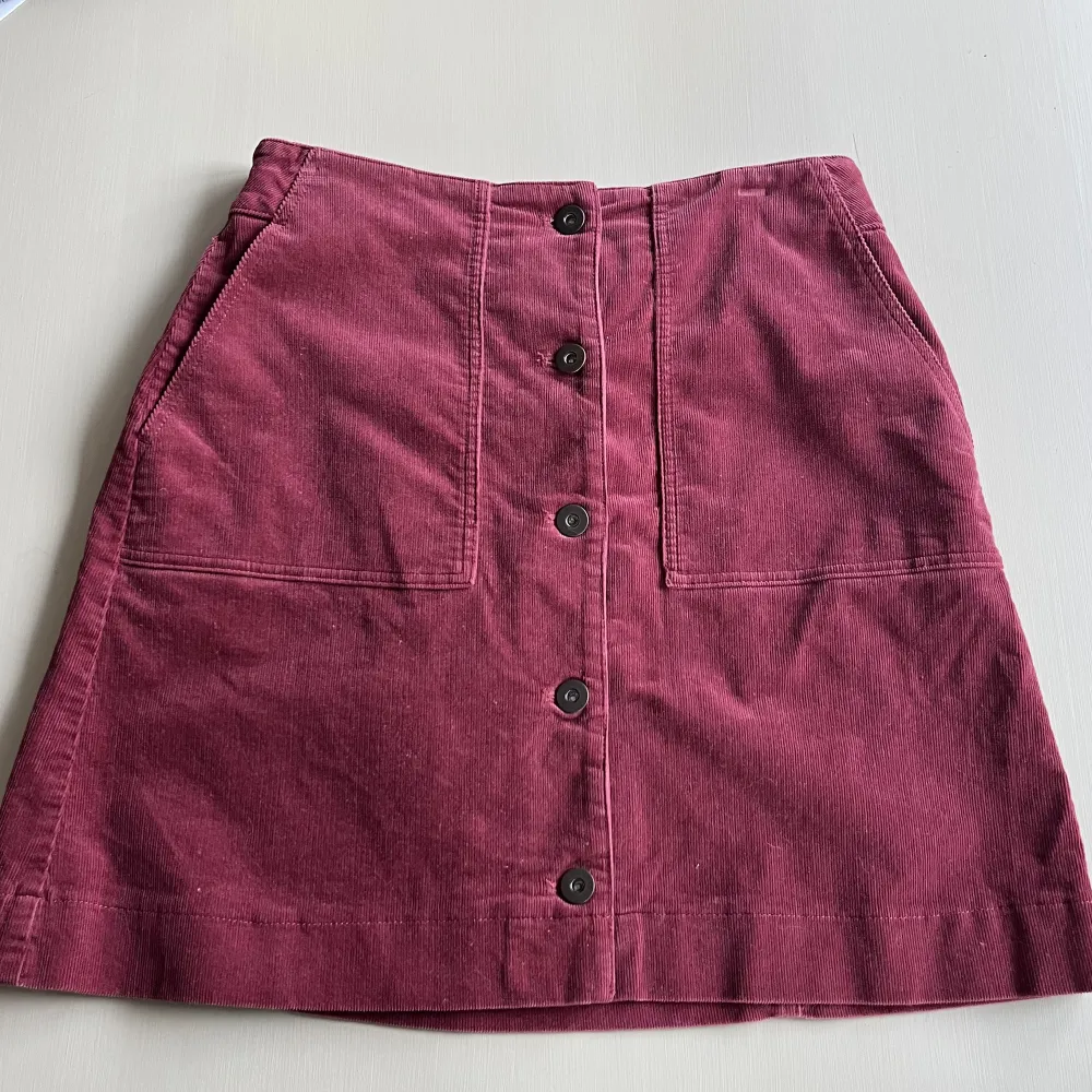 Manchester kjol från uniqlo! Använd fåtalgånger. Knäpps framtill och har fickor på sidorna! ❣️. Kjolar.