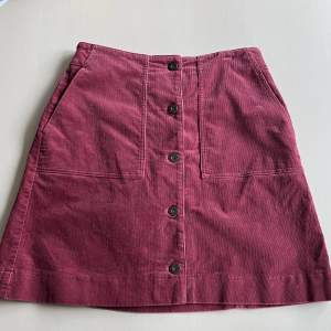 Manchester kjol från uniqlo! Använd fåtalgånger. Knäpps framtill och har fickor på sidorna! ❣️