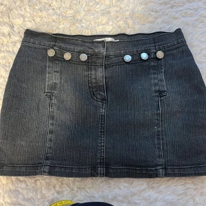 Kjol - Kort kjol, köpt secondhand, skulle passa nån som är s-xs. Midjemått är ca 37 cm tvärs över 