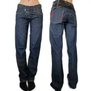 Sjukt coola jeans!! Innerbenslängd 84cm & 40cm i midjan ( mätt rakt över). Små slitningar kan förekomma men inga stora defekter😇