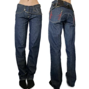 Unika jeans - Sjukt coola jeans!! Innerbenslängd 84cm & 40cm i midjan ( mätt rakt över). Små slitningar kan förekomma men inga stora defekter😇