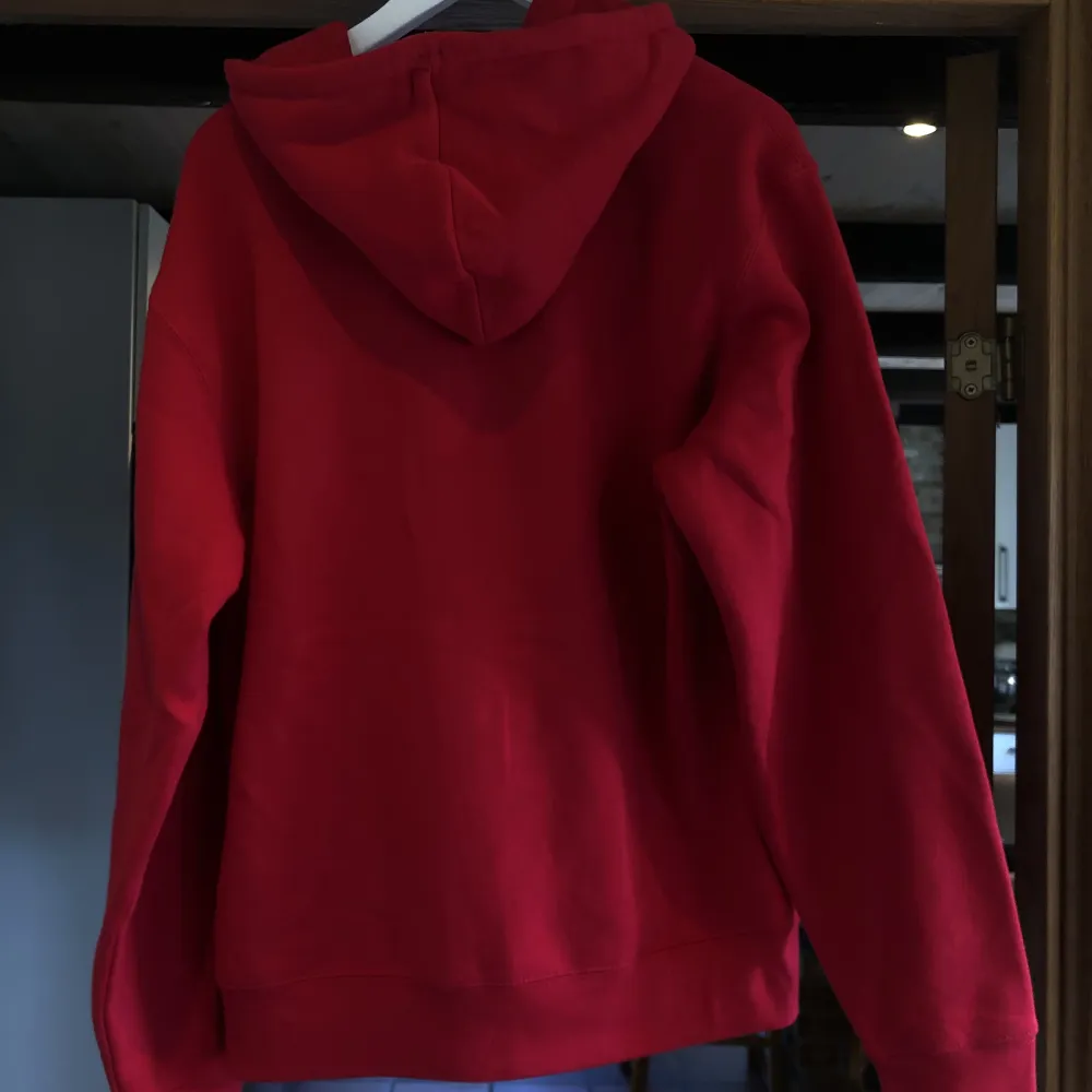 Säljer min helt nya ShiroBrand tröja då jag fick denna i sponsor av dom och har redan en röd Rhinestone tröja. Den är ju då som sagt aldrig ens provad bara uttagen ur påsen och fotad. Nypris för denna är 650kr. Kom gärna med bud eller byten. Mvh Max💯. Tröjor & Koftor.