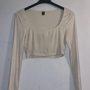 Beige långärmad topp - Fint skick. Mycket skön. Ganska kort st M