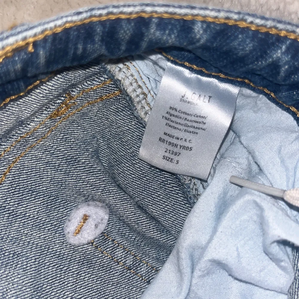 Säljer dessa fina jeans från brandy melville i storlek S då dom inte har kommit till så mycket användning. Dom är köpta här på Plick men är i väldigt bra skick och har även snörning på insidan till att justera midjan men det går även att ta ut!  Exl frakt. Jeans & Byxor.