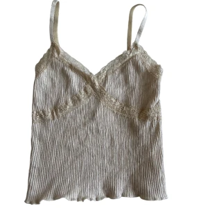 Urbanoutfitters topp  - Söt topp från Urban outfitters. Har prislappen kvar, köpt för 219kr och säljer för 150. Kontakta vid intresse <3