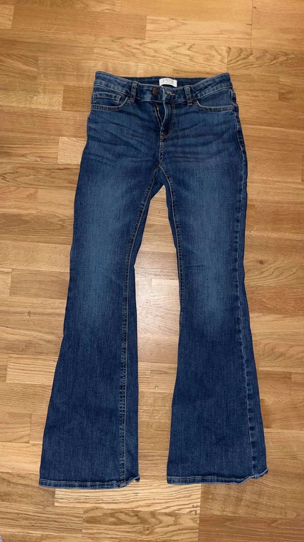 Säljer dessa super snygga Lågmidjade jeans från Lindex! Helt slutsålda💘🙈 säljer pgd av att de inte kommer till användning längre💘 original pris 350kr. Jeans & Byxor.