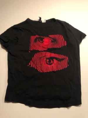 Topp - Svart och röd topp från hm, använd några gånger