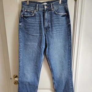 Gina Tricot Jeans  - Supersnygga jeans från Gina Tricot. Mörkblåa med en slits nertill. Jeansen är endast provade, och alltså i nyskick! Storlek 38