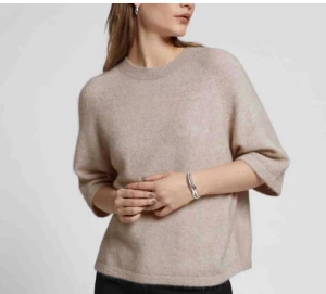 Stickad t-shirt - Fin stickad tröja från other stories, storlek s, första bilden endast för att visa modellen, tröjan är i grå, nypris 590kr