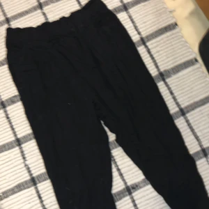 Typ tighta tunna chinos - Resor i midjan  Bältes hål Använda lite