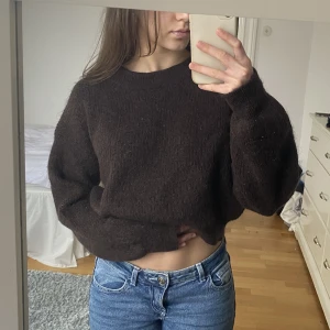 Stickad tröja - Jätteskön stickad tröja som inte alls är stickig! Nypris 499kr och använd fåtal gånger. Står storlek S men är liten i storlek💗