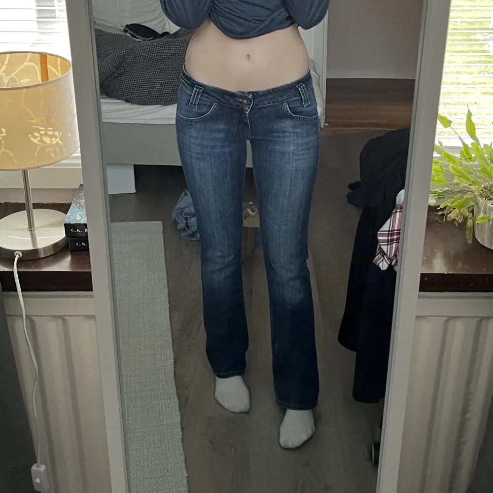 Lågmidjade jeans som ej kommer till användning😊 köpta second hand men i gott skick💕Jag är 168cm lång! !priset är inkl frakt!. Jeans & Byxor.