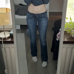 Lee jeans - Lågmidjade jeans som ej kommer till användning😊 köpta second hand men i gott skick💕Jag är 168cm lång! !priset är inkl frakt!