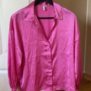 Rosa skjorta  - Snygg skjorta i satin material som går att ha både som skjorta eller som fest topp (som jag har på 3:e bilden), Har detaljer vid ärmsluten (se bild 2), I jättebra skick💕 skriv vid frågor