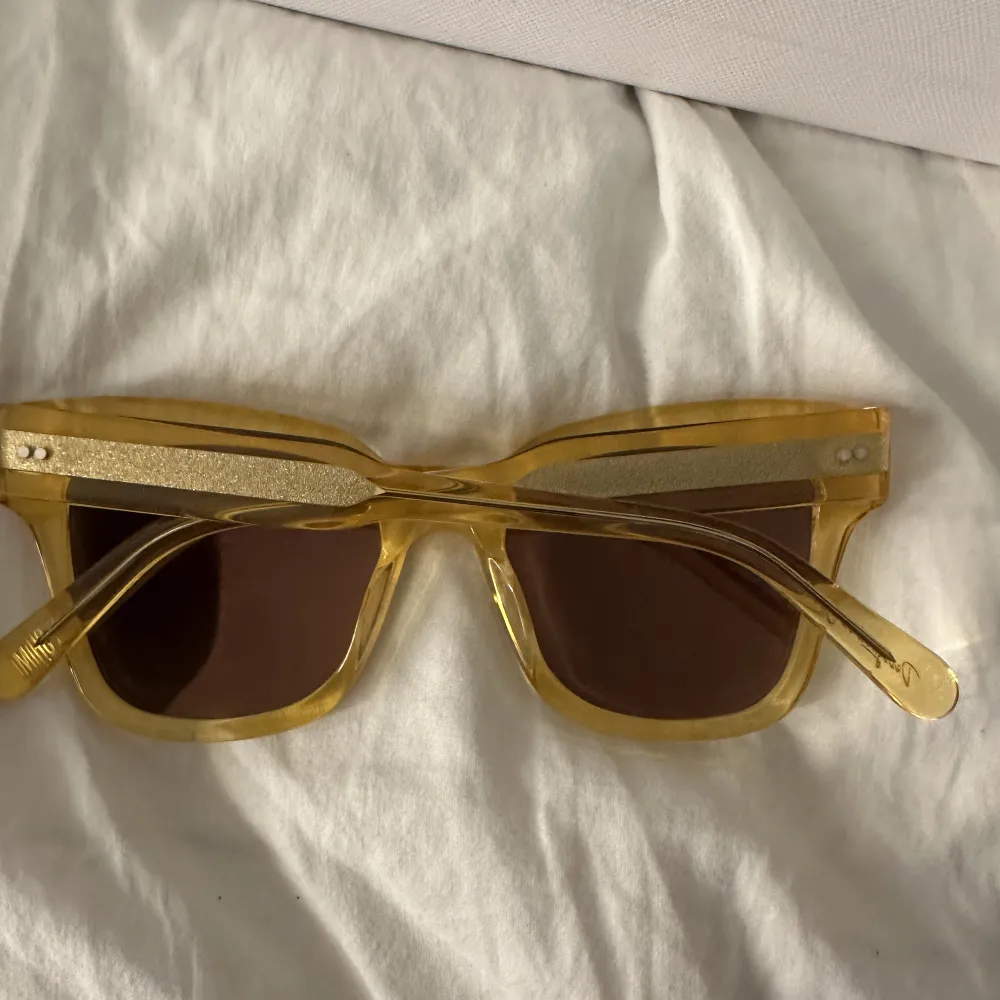 Säljer mina gula chimi solglasögon för 400kr plus frakten dom används inte längre och har köpt ett par nya. Modellen är 05 köpte dom nya för 1200. . Accessoarer.