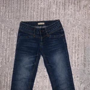 Review Jeans - Strl 34 (XS) Jeans i bra kvalitet, knappt använda! Säljs ej längre och är mer unik. Raka/smått ”breda” Ganska lågmidjade (ej jätte)  Fraktas eller möts upp i Gävle
