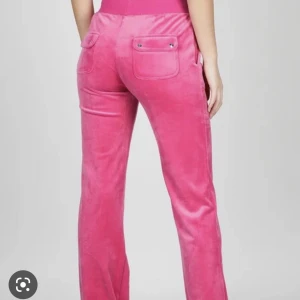 Rosa Juicy Cuoture byxor - Säljer i använt skick. Två knappar går inte att stänga men inget som syns! 💖