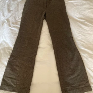 Kostymbyxor  - Jättesnygga byxor men för små:( Typ mid-rise/ low-rise! Bruna/svarta💗💗