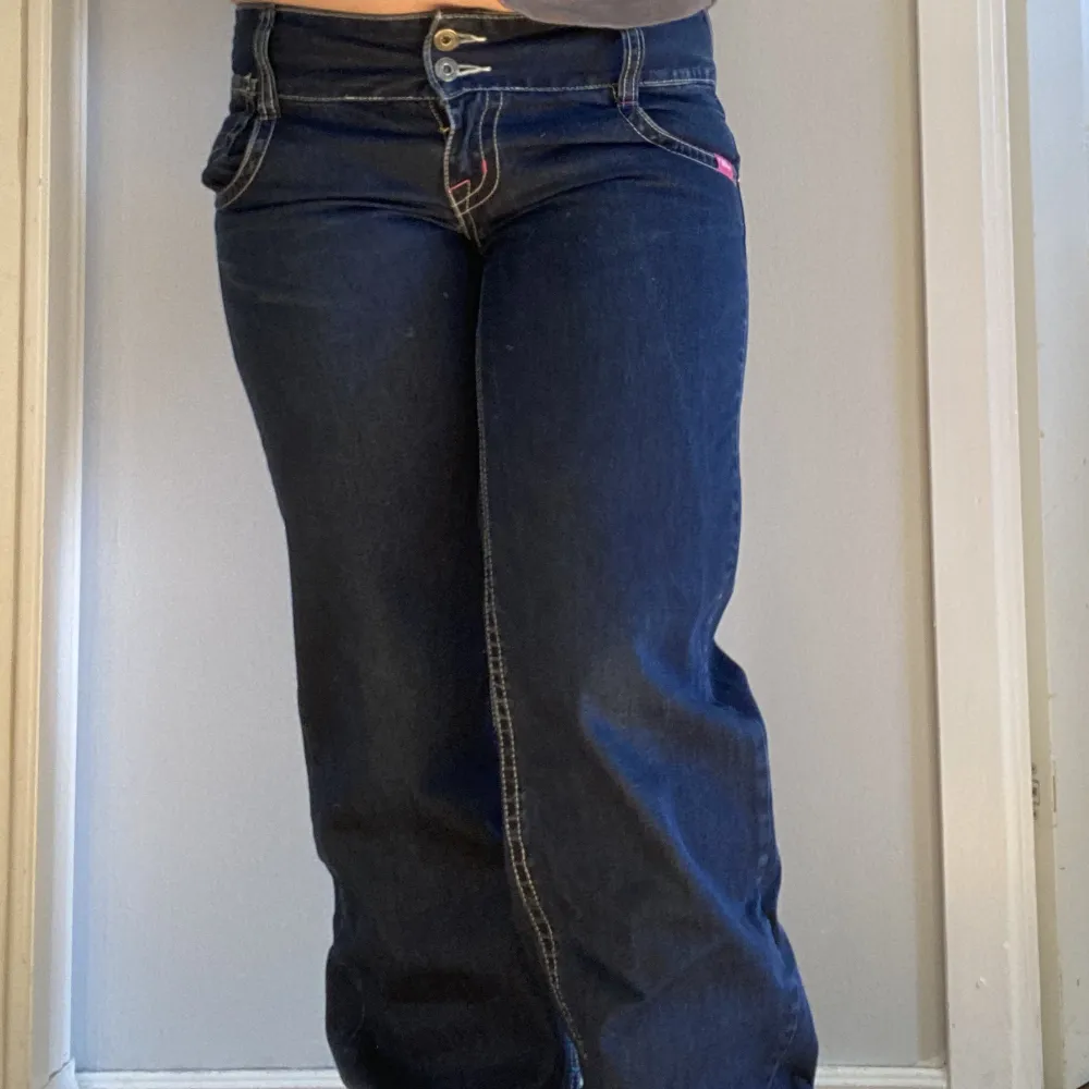 Ett par low rise jeans som är pösiga vid vaderna från ”koola anna”. Storlek 29.. Jeans & Byxor.