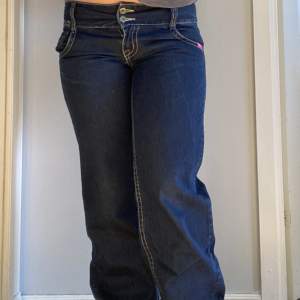 Ett par low rise jeans som är pösiga vid vaderna från ”koola anna”. Storlek 29.