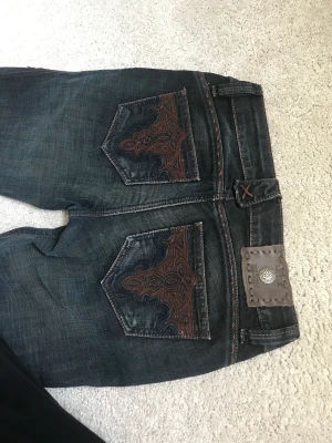 Jeans - Jeans från antik demin, säljer då de är försmå. Lågmidjade bootcut.