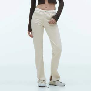 Vita jeans från zara i modellen slim split i storlek 36. De är använda bara en gång och i superbra skick. Skriv gärna för fler bilder💕 Köparen står för frakten!!!