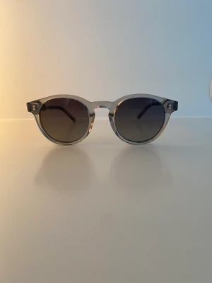 CHIMI 03 Grey - Säljer ett par CHIMI 03 grey i nyskick! Fodral och påse till glasögonen medkommer! Kontakta mig gärna för vidare frågor eller bilder.