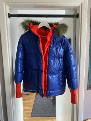 Acne studios x Fjällräven kånken vinterjacka - riktigt schyst sample 1 av 2 i sverige acne studios och fjällräven jacka. den går att vända ut och in så man kan välja mellan blå eller orange. just denna jacka har aldrig funnits i butik så här är det enda sättet att få tag på den. passar som XS/S/M