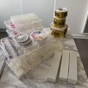 Naglar - Hej! Säljer nageltillbehör så som tippar (7 förpackningar, både mjölkiga och genomskinliga), mallar, 3 helt nya uv ”huvuden” som byts ut i uv lampor inklusive massa glitter och dekorationer som ej syns på bilden.